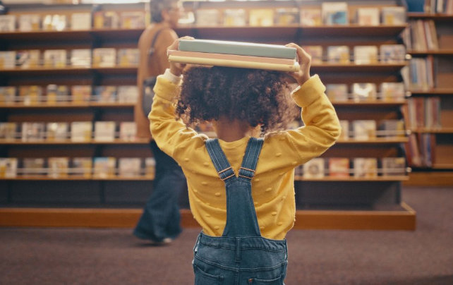 Couverture du Dossier Comment les bibliothèques publiques favorisent-elles le développement des tout-petits?