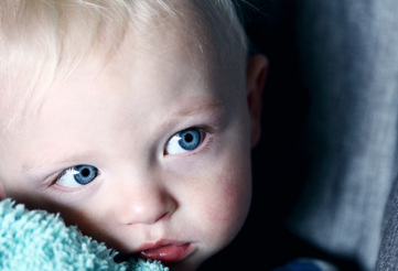 Maltraitance chez les tout-petits : il est possible d'agir sur les facteurs de risque accentués par la crise actuelle