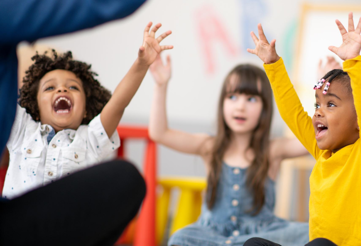 Le masque: quel défi pour le développement du langage?