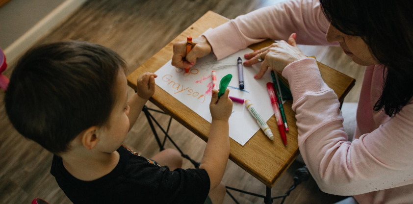 Recrutement dans les services de garde éducatifs à l’enfance : lancement de l’opération Jetravaille
